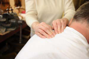 Akupunktmassage im Schulterbereich